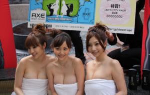 欧美女装海报手绘_无删减完整版在线观看